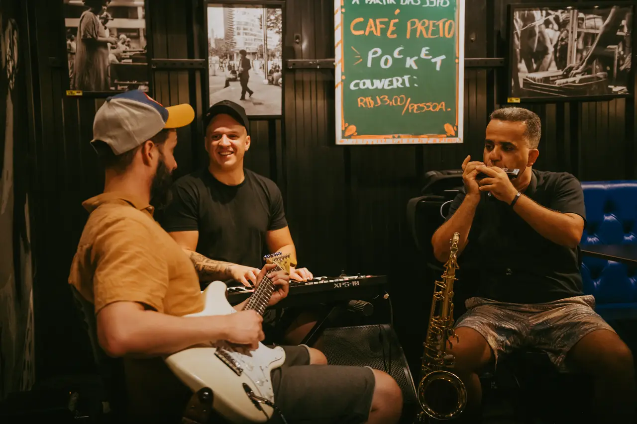 Músicos rindo entre si durante o show na Pampulha